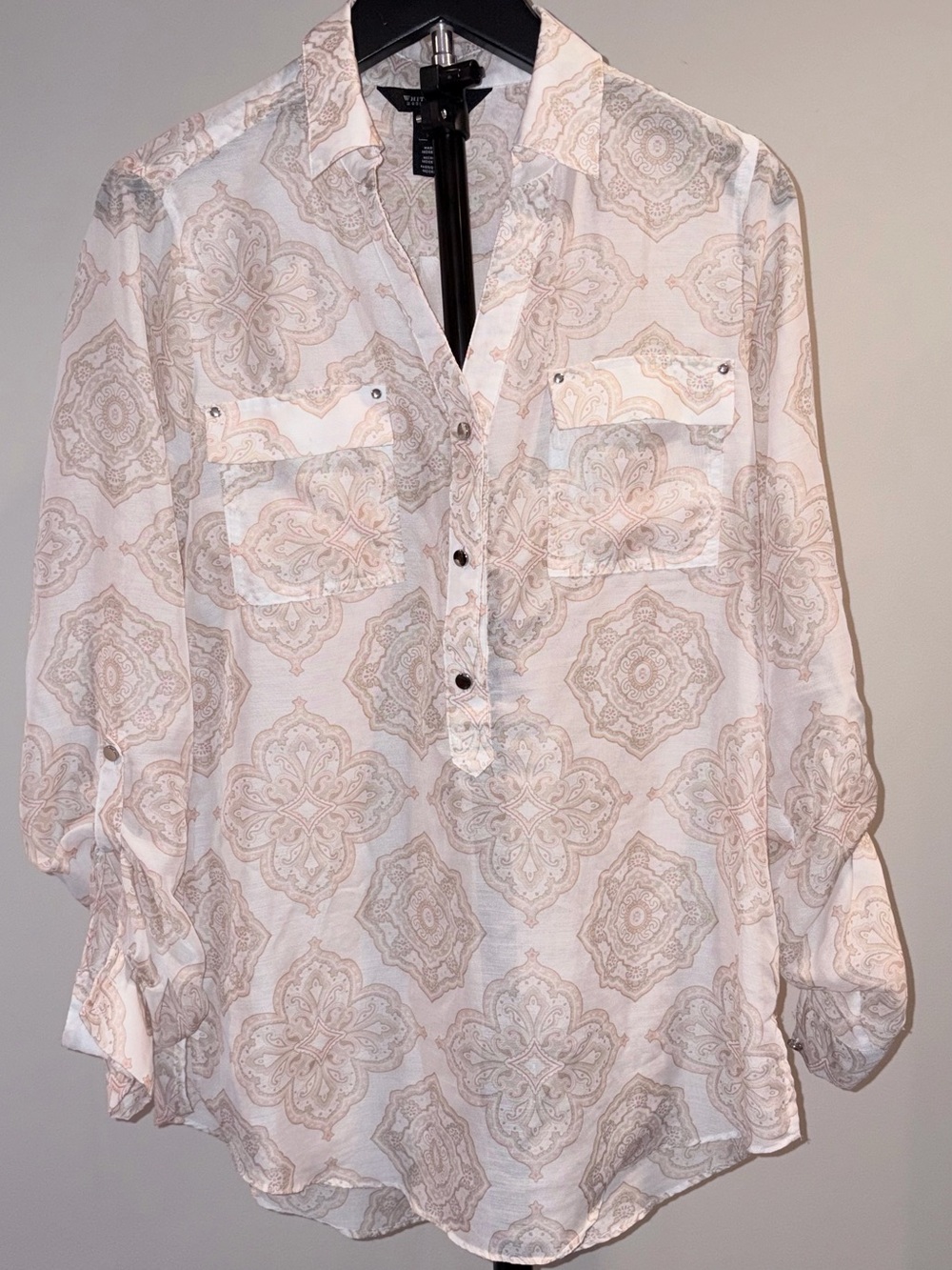 White House Black Market Medallion print roll tab sleeves SZ 4 EUC